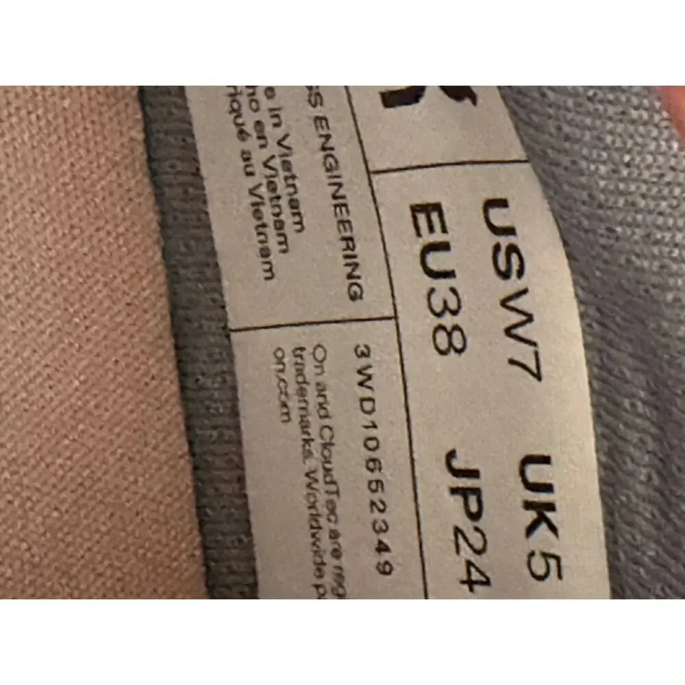 On Running THE ROGER Advantage White Rosehip Women’s Size 7 NIB New